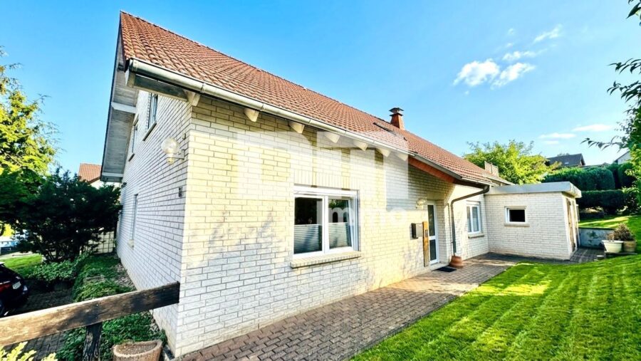 Großzügiges Ein- bis Zweifamilienhaus mit Terrasse und großem Garten - Seitenansicht